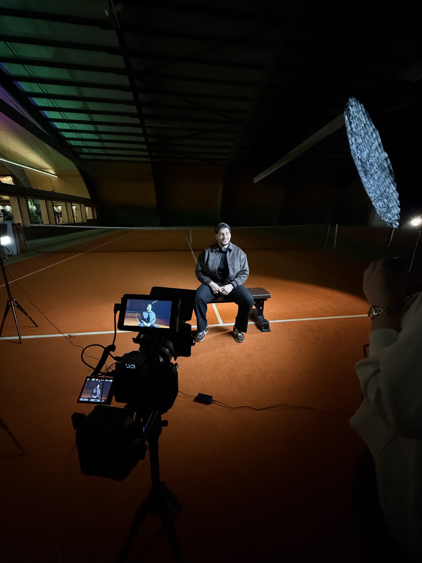 Interview am Tennisplatz bei Dämmerung